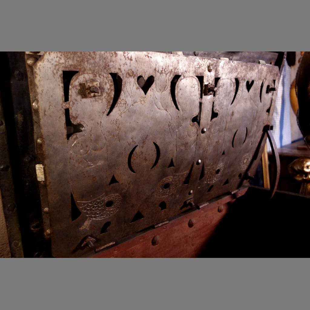 Grand coffre de Nuremberg polychromé avec cadenas - XVIIe siècle